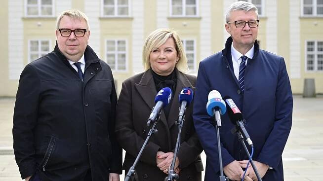 Popelka trochu jinak: Zlatem ověšená Alena Schillerová předvedla divoký disko tanec s Juchelkou a Havlíčkem - Super.cz