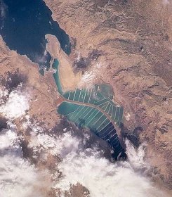 File:Dead-Sea---Salt-Evaporation-Ponds.jpg - Wikimedia Commons