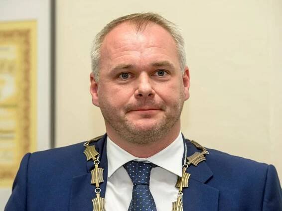 V kauze machinací s veřejnými zakázkami bylo obviněno 14 lidí, včetně primátora Chomutova