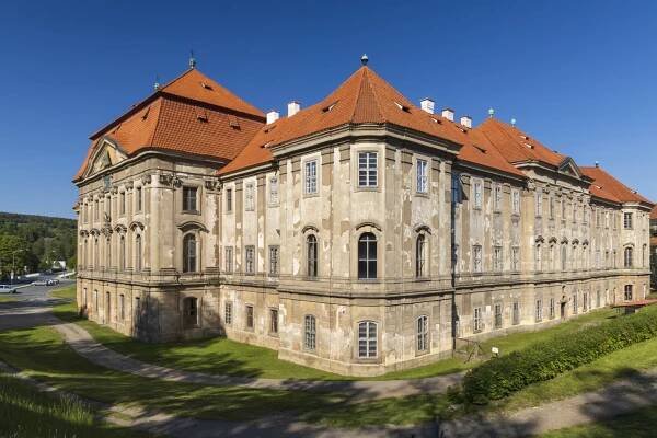 Zdejší rozlehlý komplex byl a je klášterem, zámkem a památkou, která po staletí tvořila dominantu krajiny severně od Plzně 
