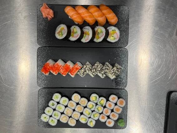 Sushi sety v pražském obchodním centru: 16 až 68 kousků maki, sashimi i nigiri