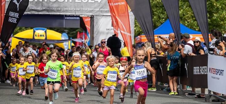 Letní běžecká pohoda. Vyprodaný závod ČEZ RunTour v Olomouci si užily olympioničky i celé rodiny s dětmi