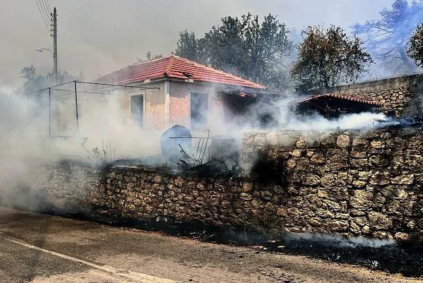 Ohnivé peklo v Řecku: Začalo hořet na dalším ostrově. Hasiči nestíhají, došlo na evakuace turistů