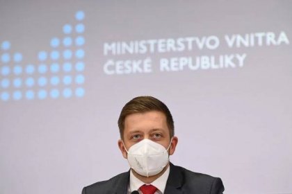 Omikron drtí Česko, krizový štáb uklidňuje: Zahlcení nemocnic nehrozí, tvrdí Rakušan