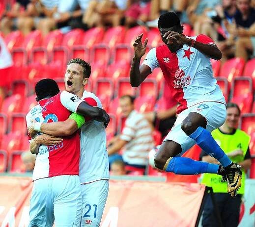 Fotbalové utkání Fortuna ligy mezi celky SK Slavia Praha  a MFK Karviná 28. července v Praze. Zleva se radují Michael Ngadeu, Milan Škoda a Simon Deli.