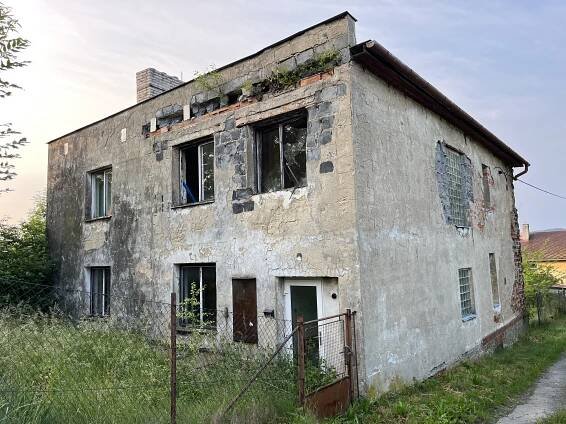 Spoluvlastnické podíly na rodinném domě č.p. 477 a pozemcích, Jindřichov ve Slezsku, opako