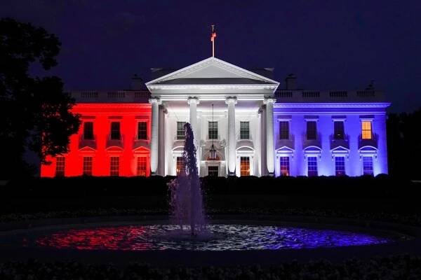 Trump o Dni nezávislosti zmínil porážku marxistů i potírání viru. A Kolumbus šel k zemi