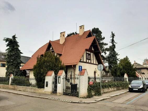 Strašnice: čtvrť vil slavných herců a luxusního bungalovu, z něhož prchl Karel Gott