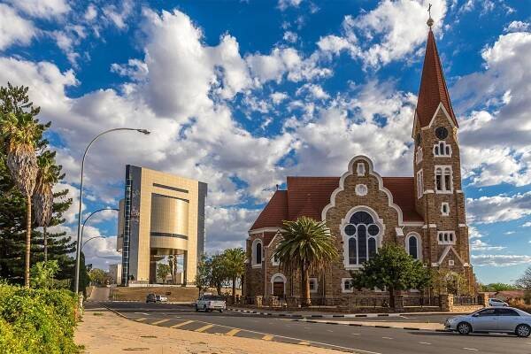 luteran christ church a silnice s auty vpředu, windhoek, namibie - windhoek - stock snímky, obrázky a fotky