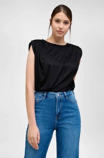 Basic trička jako základ šatníku. Outfit s nimi postavíte během okamžiku – FashionMagazin.cz