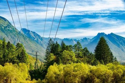 elektrické vedení vysoko v horách. údolí soca, slovinsko. přenos energie v horsk ých oblastech - bovec - stock snímky, obrázky a fotky