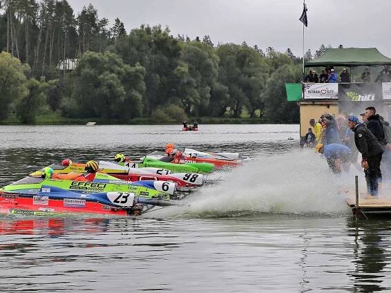 Závody motorových člunů: adrenalin pro závodníky, podívaná pro diváky
