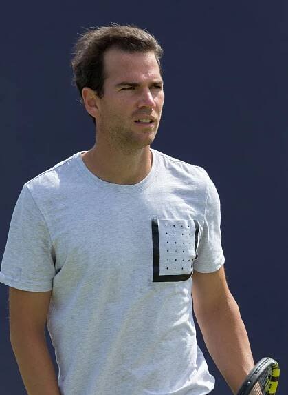 a man holding a tennis racket Wallpaper