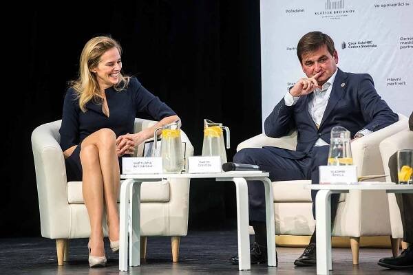 Jak posílit důvěru v evropské instituce, jako jsou EU či NATO, diskutovali na prvním středečním panelu bývalá soudkyně Ústavního soudu Eliška Wagnerová spolu se socioložkou Markétou Sedláčkovou a historikem Tomášem Petráčkem.