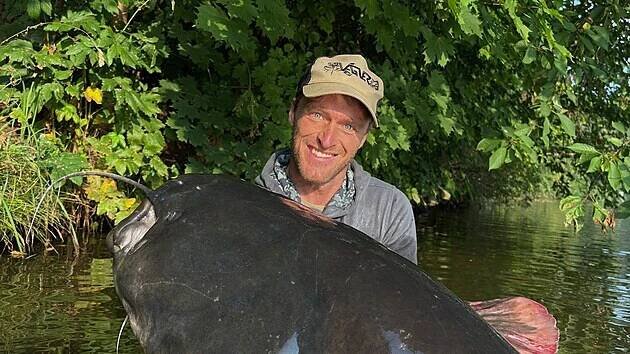 Rybář Jakub Vágner opět překonal český rekord. Ulovil sumce, který měří 272 centimetrů. (18. srpna 2025)
