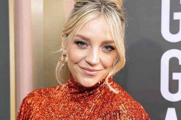 Abby Elliott Kennedy Reveals Sex of Her Baby on the Way Before Stepping Out at Golden Globe Awards