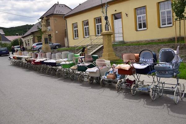 Spanilá jízda v Malé Vrbce. Kočárky, rebo panenky a krátké sukně à la Twiggy