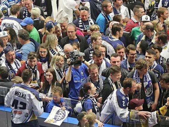 Utkání se neslo v duchu oslav postupu Rytířů do extraligy... //  Rytíři Kladno – Piráti Chomutov 1:2 pp, Chance liga, 21. 4. 2019
