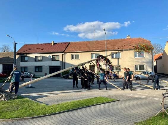 Stavění máje a čarodějnice 30.4.2023 - Oficiální stránky městys Rokytnice nad Rokytnou