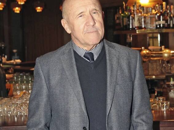 Herec a dabér Petr Nárožný slaví 80. narozeniny. Jeho filmové hlášky patří mezi perly české kinematografie