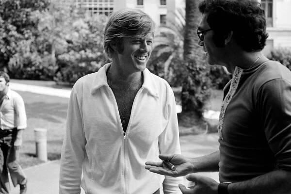 Robert Redford et Sydney Pollack discutent lors du Festival de Cannes en mai 1972.