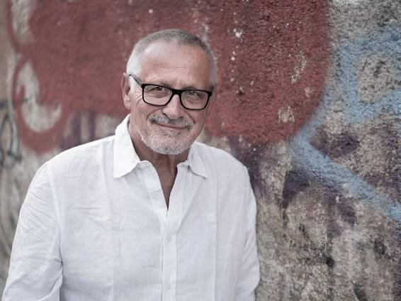 Auch mit 78 Jahren ist Liedermacher Konstantin Wecker weiter politisch aktiv, verbindet Poesie und Widerstand und trommelt als leidenschaftlicher Anarchist und Pazifist für eine herrschaftsfreie Gesellschaft. © Honorarfrei - nur für diese Sendung bei Nennung ZDF und Thomas Karsten.
