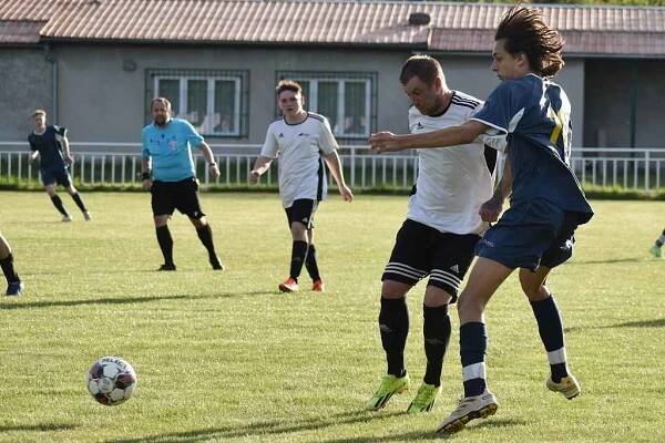 Fotbalisté Březenecké Chomutov (bílá) remizovali doma s 1. SK Jirkov 3:3.