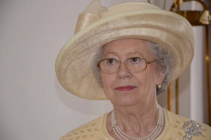 FOTO: Vzpomínáte? Náchod navštívila Mary Reynolds, dvojnice královny Alžběty II.
