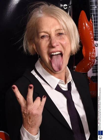 Sedmdesátnice Helen Mirren se vedle Andrewa Lloyd Webbera pěkně rozvášnila. Vyplazovala jazyk!