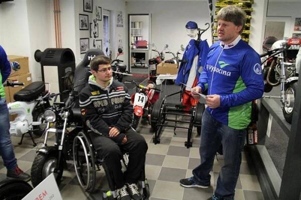Tým Kraje Vysočina Handy Cyklo Maratonu 2016 podpořil koupi nového vozíku pro Standu Hájka