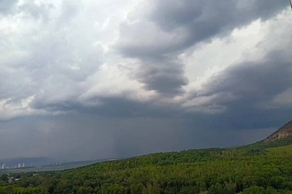 Vydatný déšť, prudký vítr a kroupy. Včerejší bouřky ukázaly svou (nejen) sílu : Meteopress | Předpověď počasí, aktuální