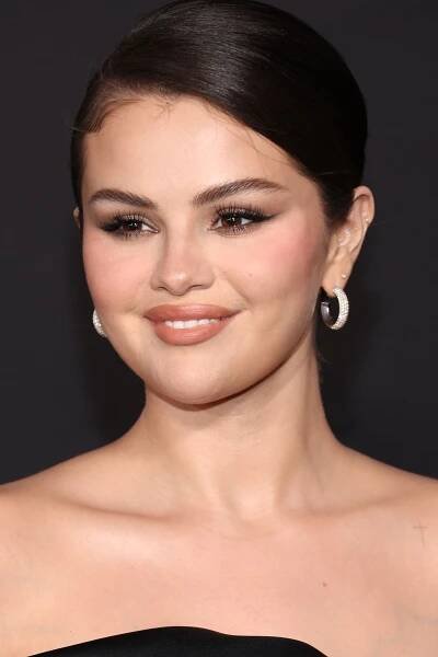 Selena Gomez Traded Fall Nudes for "Cosmic Silver Gloss" Nails—See the Photos