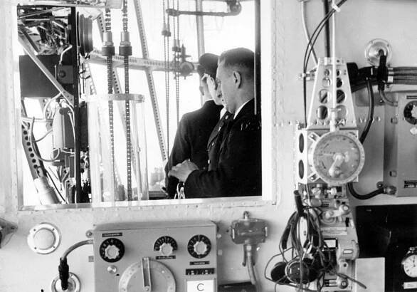 Kurt Bauer at the elevator wheel, as seen from the Navigation Room.