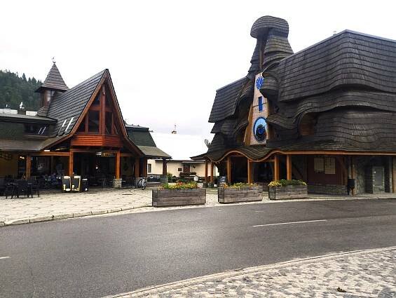 Stará Bystrica, obec nedaleko českých hranic, ve které Robert Fico získal volební rekord. Ve třítisícové obci získal 54 procent hlasů. Nadpoloviční většinu. Na snímku náměstí a Slovenský orlojem.