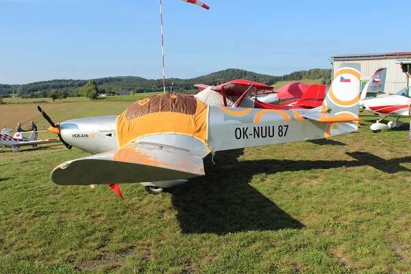 FOTO, VIDEO: Repliky stíhacích letounů přistály na českodubském letišti