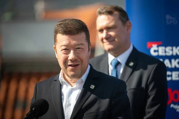 Stíhání SPD kvůli billboardu? ‚Okamura ze sebe dělá mučedníka, funguje mu to,‘ míní politologové
