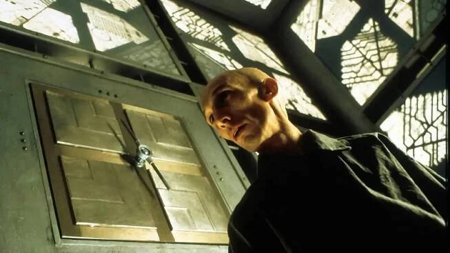 Julian Richings ve filmu Kostka