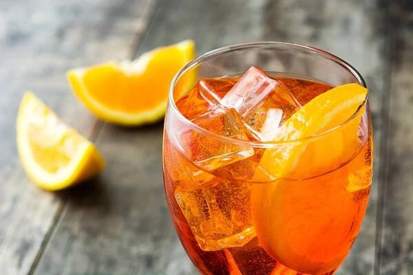 Recept na Aperol Spritz. Namíchejte si oblíbený party drink v alko i nealko verzi - WomanOnly