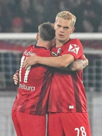 Nächster Erfolg für Lukas Küber (l.) und Matthias Ginter in der Europa League? RTL überträgt das Spiel FC Bologna gegen SC Freiburg LIVE in Free-TV und Stream