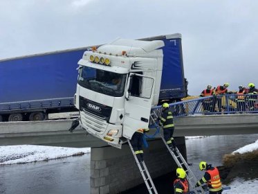 VIDEO: Děsivá nehoda. Kamion prorazil zábradlí a zůstal viset z mostu