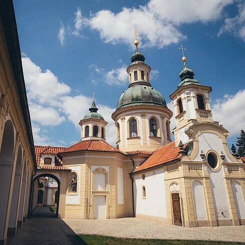 Pouť smíření s návštěvou kostela Panny Marie Vítězné