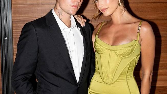 Bieberova sexy panička Hailey: Koukněte, jak se vlní!