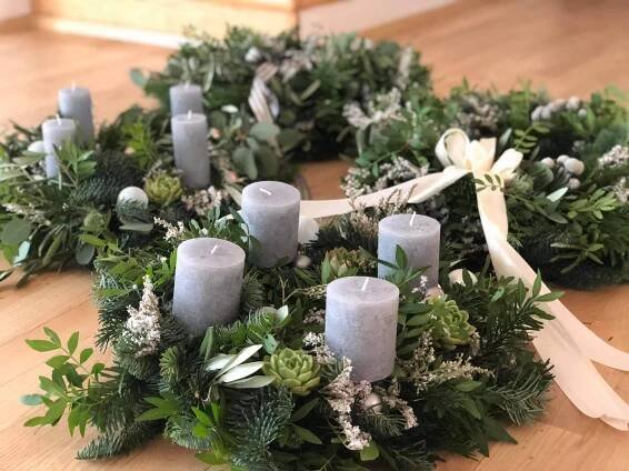 Jak originálně nazdobit adventní věnec? Krásné jsou sušené hortenzie nebo sukulenty, radí floristka