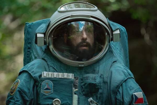 Fotka: Adam Sandler ve filmu Kosmonaut z Čech