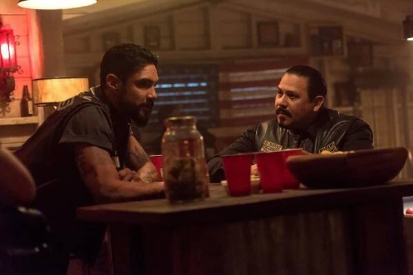 Zákon gangu: Mayové - Escorpión/Dzec - Z filmu - Clayton Cardenas, Emilio Rivera