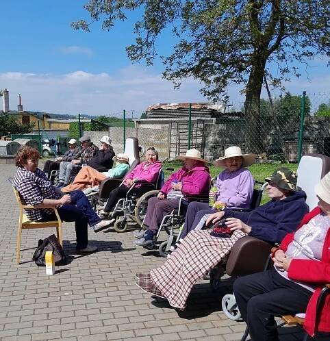 Společné čtení s paní Kašpárkovou, Louisin dům, květen 2023 | Charitní domov Moravec