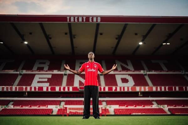 Nottingham ulovil pár hodin před koncem okna tři hráče. Mezi nimi i nechtěný bek z Arsenalu
