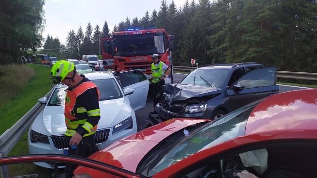 Na Karlovarsku se srazila čtyři auta, dva lidé se zranili - Novinky