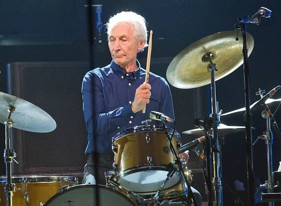 Zemřel bubeník skupiny Rolling Stones Charlie Watts. Bylo mu 80 let