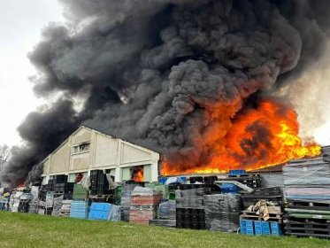 Kvůli požáru střechy průmyslové haly vyhlásili hasiči III. stupeň požárního poplachu